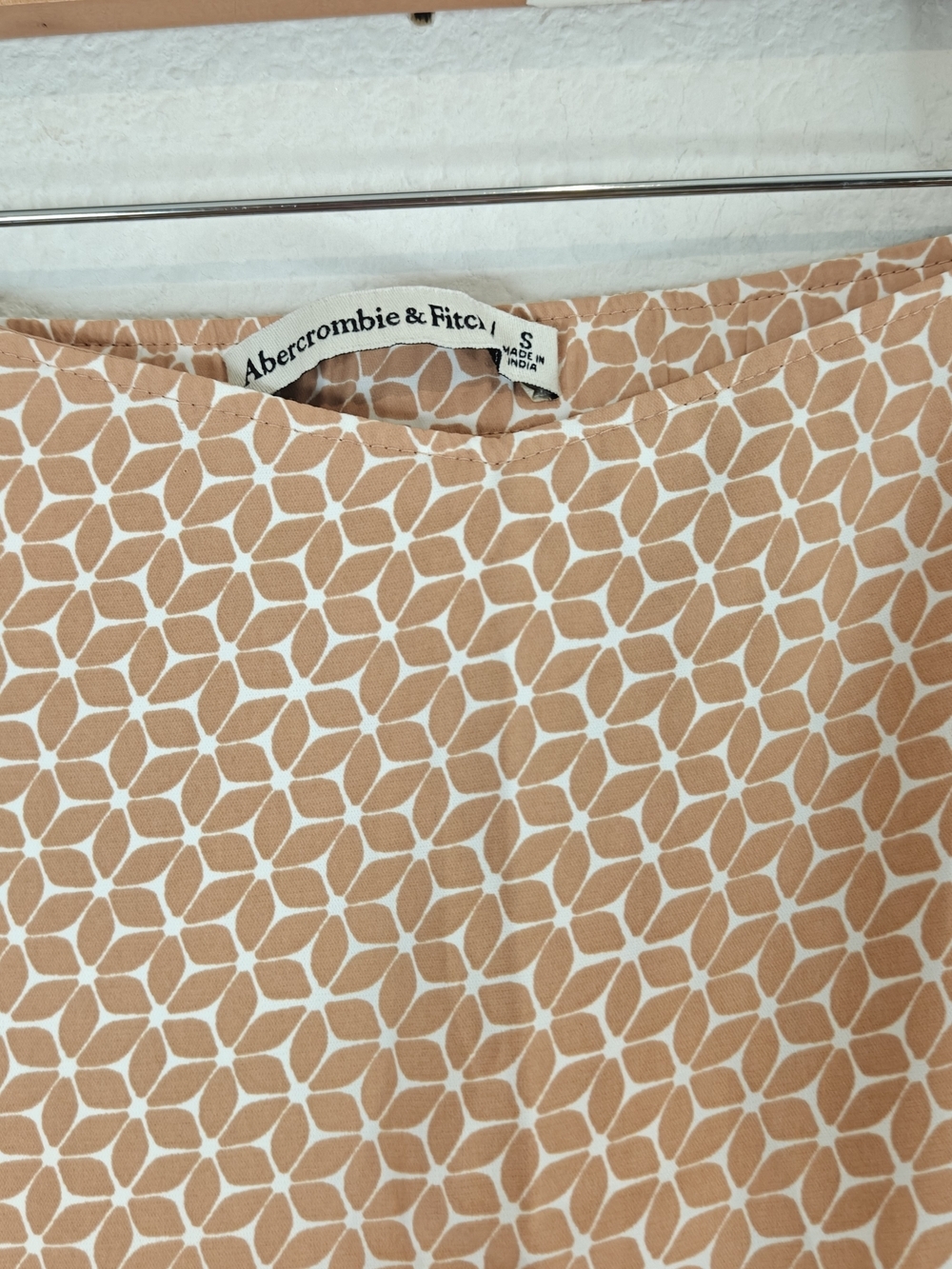 Abercrombie & Fitch Geometric Print Midi Skirt Side Slit Dipped Waist Tan Sz S - Picture 7 of 10
